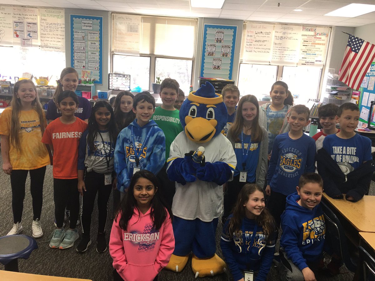 Spirit the Eagle delivered the Spirit Eagles to the winning classrooms today. Congrats to <a href="/MissWiniarczyk/">Layne Winiarczyk</a> <a href="/willowreadie/">julie atchison</a> @MissNaplesin1st <a href="/MrsAGunther/">Mrs. Gunther</a> for showing the most school spirit.