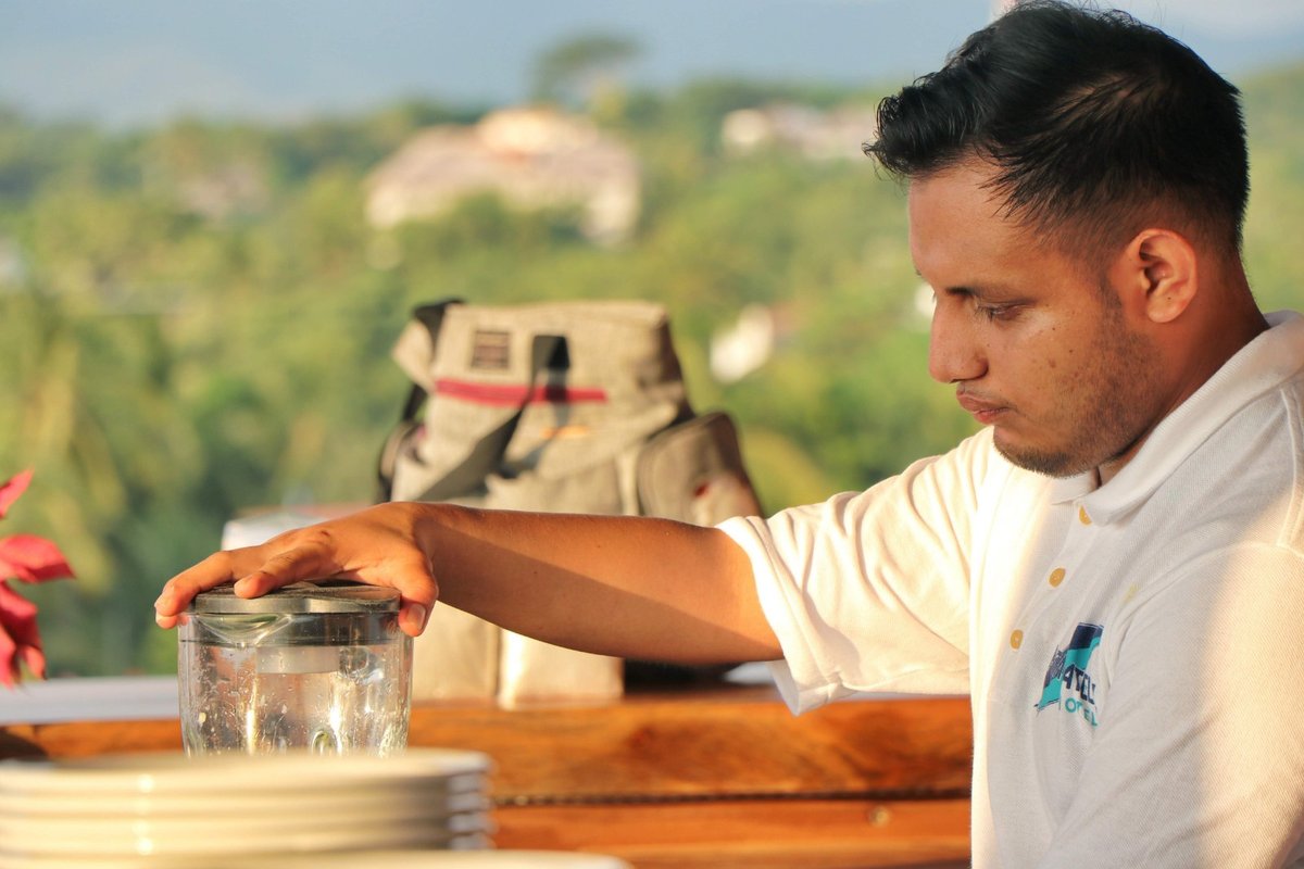 puntazicatela's tweet photo. No sabemos que es, pero, tiene mezcal. ¡Sin duda! #mezcal #oaxaca #cocktails #lavistapuntazicatela #comida #comidamexicana #mirador #sunsetview #rooftopterrace #bestview #puertoescondido #oaxaca #mexico #TGIF #viernes #fridaythe13th #whocares #celebrate #enjoy #paradise https://t.co/HypfRo18xe
