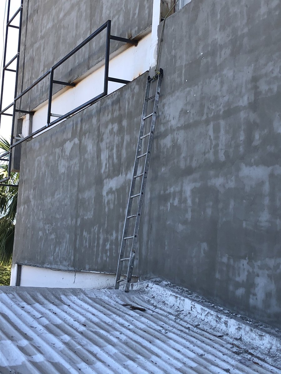 SSHistoria's tweet photo. Se abre hilo 

En reiteradas ocasiones hemos acudido con el jefe de obra para solicitar que no dañe más el edificio de la SSH, incluso se han interpuesto quejas ante el ayuntamiento. Utilizan el techo de la casa como su andamio, rompieron un acrílico del domo https://t.co/QB13WCo357