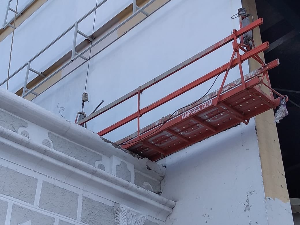 SSHistoria's tweet photo. Se abre hilo 

En reiteradas ocasiones hemos acudido con el jefe de obra para solicitar que no dañe más el edificio de la SSH, incluso se han interpuesto quejas ante el ayuntamiento. Utilizan el techo de la casa como su andamio, rompieron un acrílico del domo https://t.co/QB13WCo357