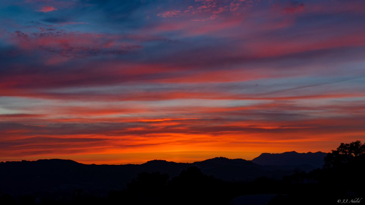 Adalid883's tweet photo. Con el día tan agridulce que estamos viviendo..la naturaleza nos regala estas vistas del #Candelazo de hoy..#yomequedoencasa @OrgullodeMalaga @serdemalaga @Miramar_CC @mijasesp @Malagaconacento @malgdemisamores @AnaMula1 @ecazatormentas @Eltiempoalsur @aquilatierratve @TiempoCom https://t.co/5VEtU6h3CI
