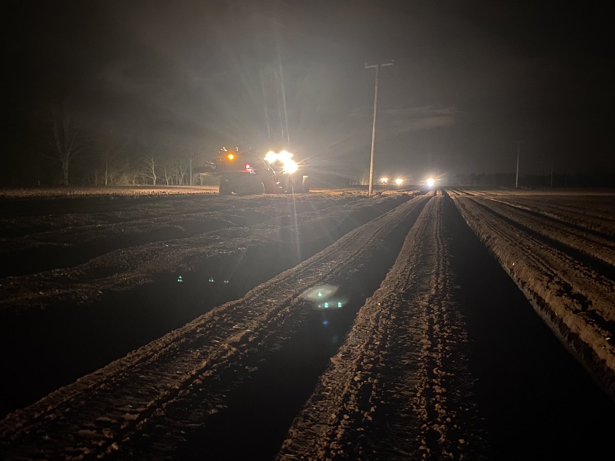 tomwestrope's tweet photo. Pushing on with potato planting while it’s dry! #marispeer #potato #harvest2020 #workinglate #westropefarming https://t.co/kjaZ8lbJVb