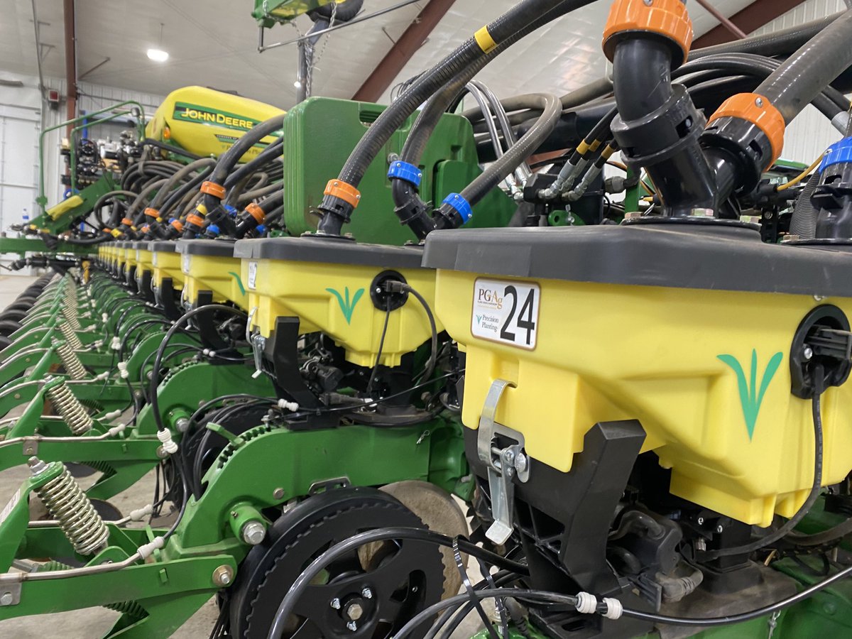 travismesser81's tweet image. ⁦@PlainsGrain⁩ Mott setting up a #Mset Multi Genetic, #FurrowJet, dual #Conceal w/ 3 fert placement in SW #ND today. Center nozzle of FurrowJet for #Biological product and wings for fertility.  Coupled with planter placed #nitrogen.  #placementiskey ⁦@precisionplant⁩