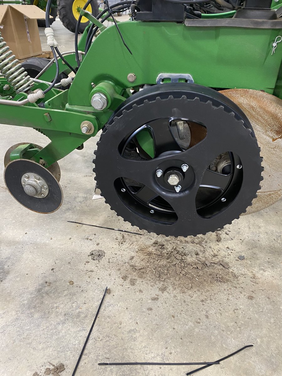 travismesser81's tweet image. ⁦@PlainsGrain⁩ Mott setting up a #Mset Multi Genetic, #FurrowJet, dual #Conceal w/ 3 fert placement in SW #ND today. Center nozzle of FurrowJet for #Biological product and wings for fertility.  Coupled with planter placed #nitrogen.  #placementiskey ⁦@precisionplant⁩