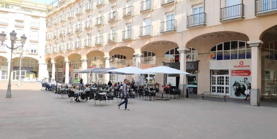 La Generalitat Valenciana decreta el cierre de bares, restaurantes y cafeterías en zona marítima o terrestre, así como de las discotecas, salas de fiesta, cines, teatros y cualquier establecimiento con butacas. Esta decisión se decreta por un periodo de 15 días por el momento.