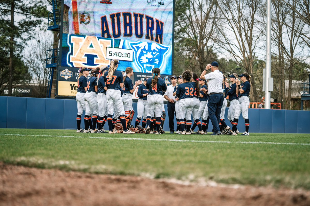 AuburnSoftball's tweet photo. 💙🧡 

#WarEagle https://t.co/WrWUdsymKi