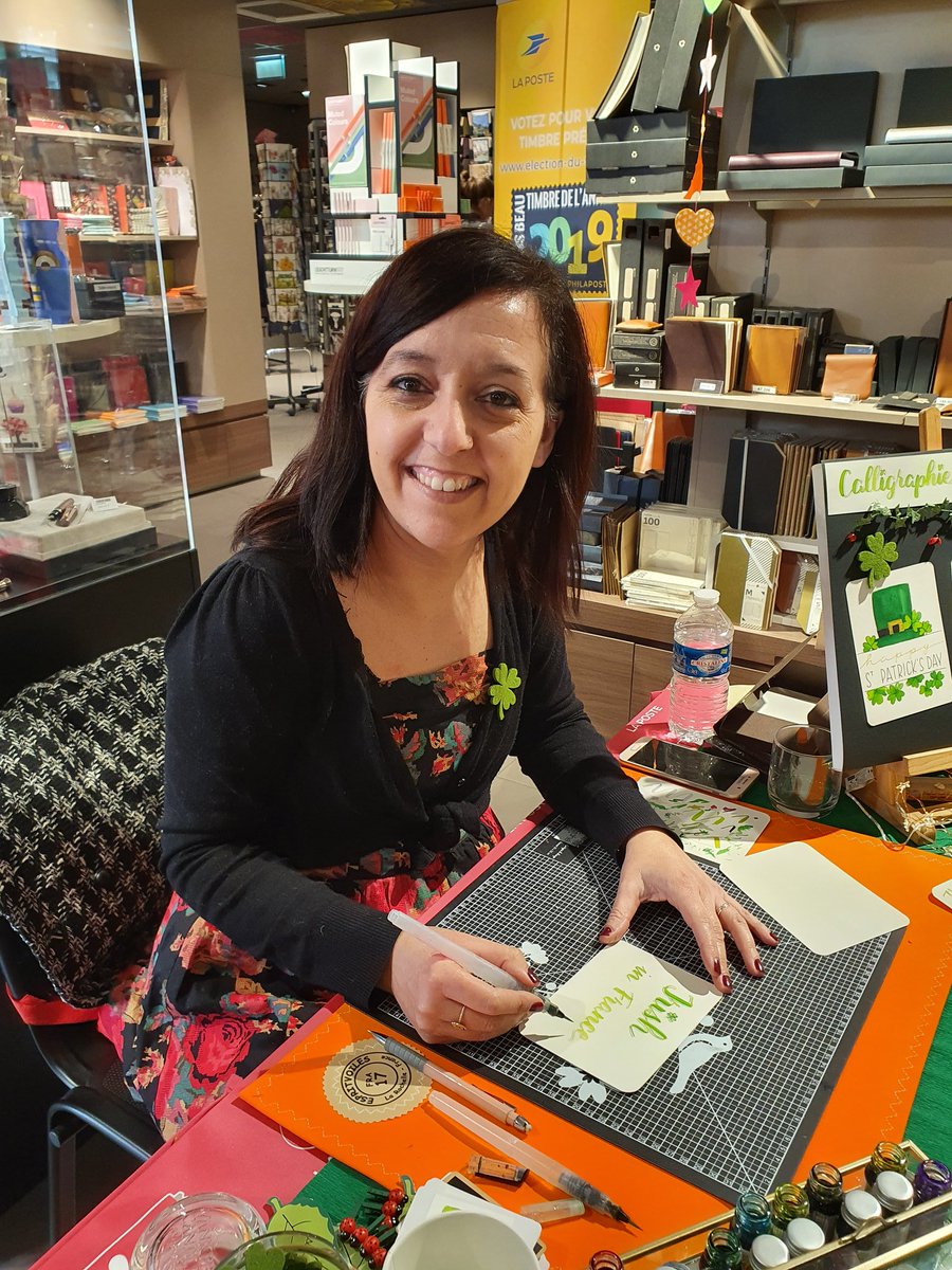 Irish_in_France's tweet photo. Getting into the #StPatricksDay spirit at Le Carré d'Encre - Irish in France goes green thanks to calligrapher Sandrine Faby, merci! (Et très belles chaussures 💚☘️💚)
#StPatrickEnVert https://t.co/SjeVaM8lEd