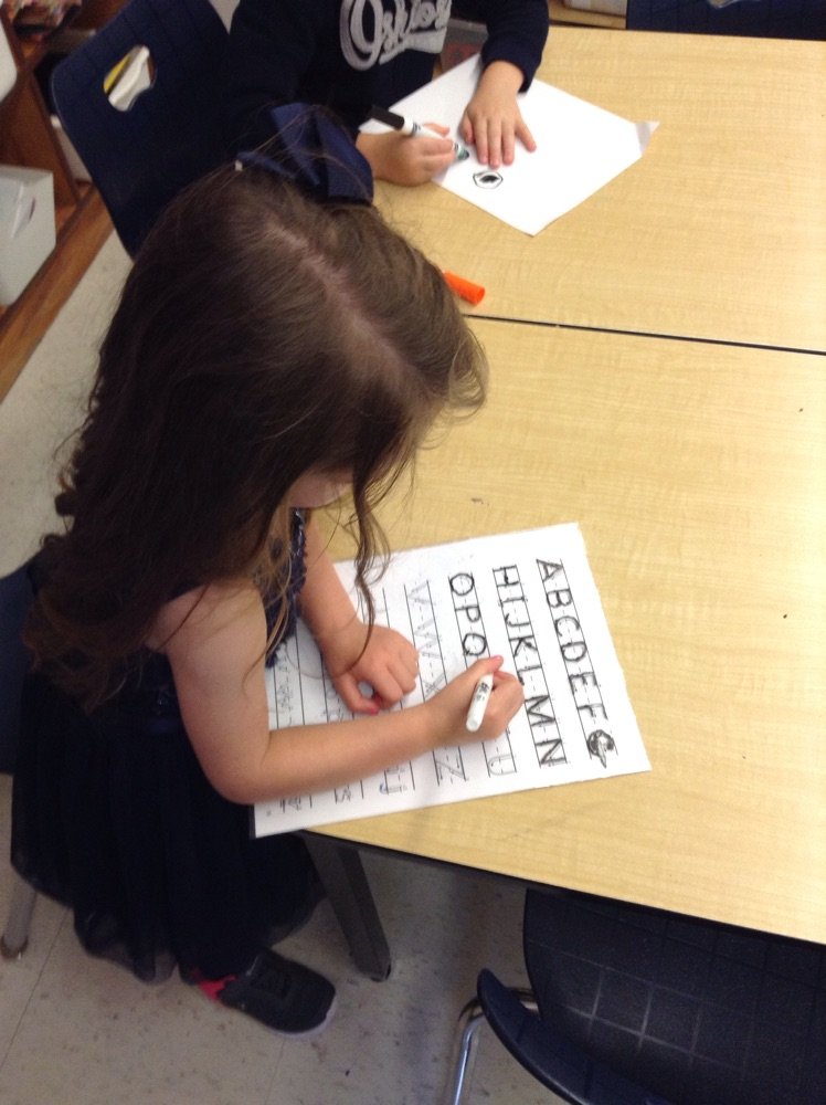 Practicing our letters during exploration time! 🔤 @EY_uwindsor