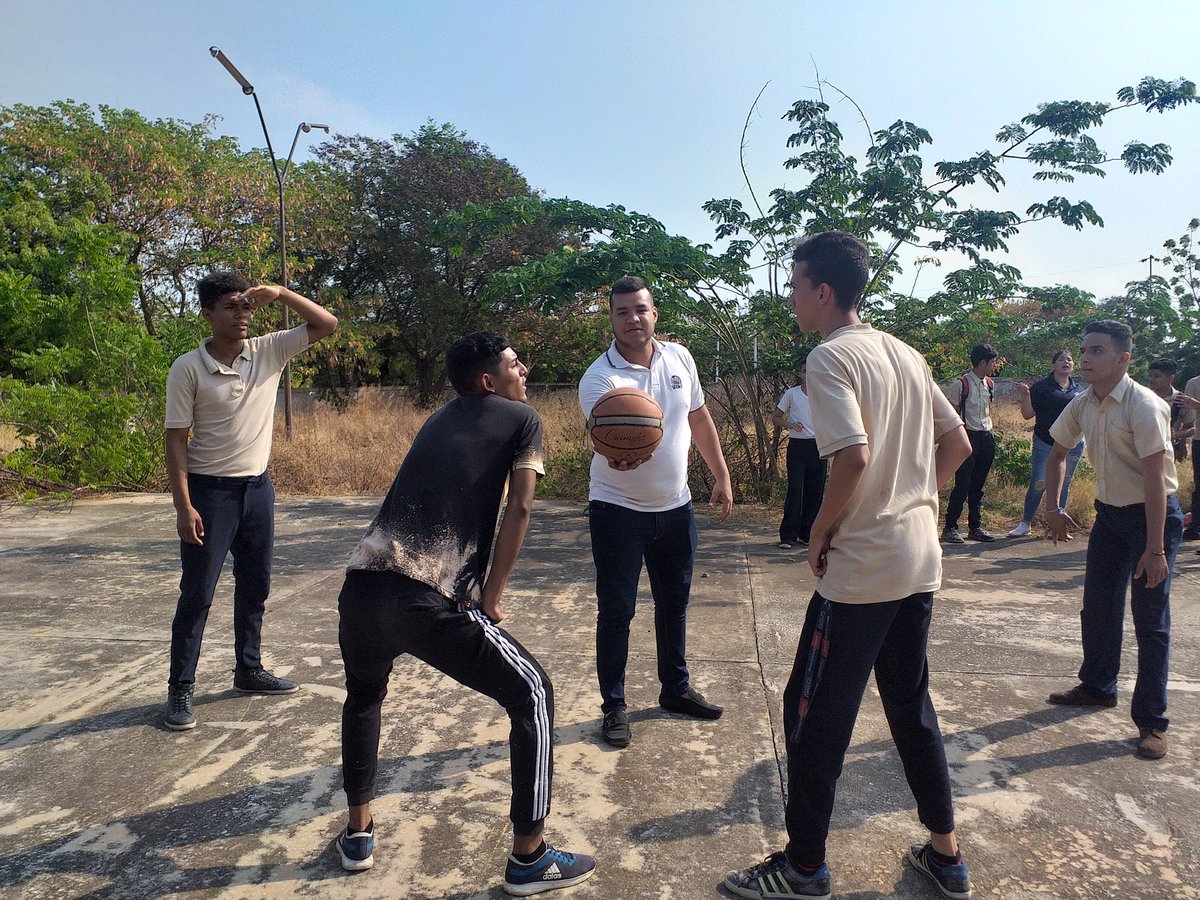 MevenRachelle's tweet photo. Gran actividad realizada con los estudiantes de la institucion Francisco José Duarte,actividades recreativas y deportivas,tambien realizamos un conversatorio sobre el Fracking y su impacto ambiental en el mundo https://t.co/CKQHRa6CFh
