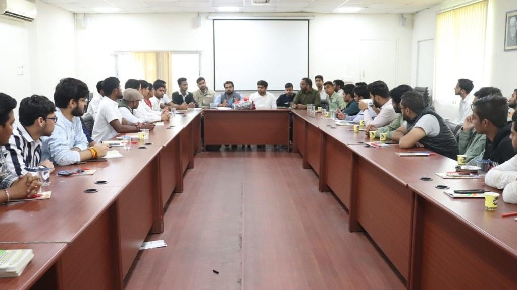 ManojVarmaNSUI's tweet photo. NSUI National President Shri @Neerajkundan chaired the National Executive Meeting of NSUI SocialMedia with Chairman Shri @LubanaManoj &amp; @IYC SMIncharge Shri @vbwalia.Where all discussed over future plan for Social outreach program&amp;agenda for various Universities.#NSUI119 @guptar https://t.co/JMsBRbGQVy