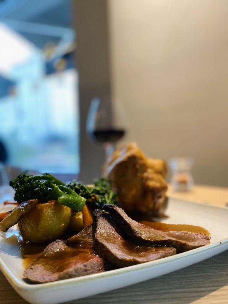 Who’s joining us for a delicious Sunday roast this weekend? 🤤🍴