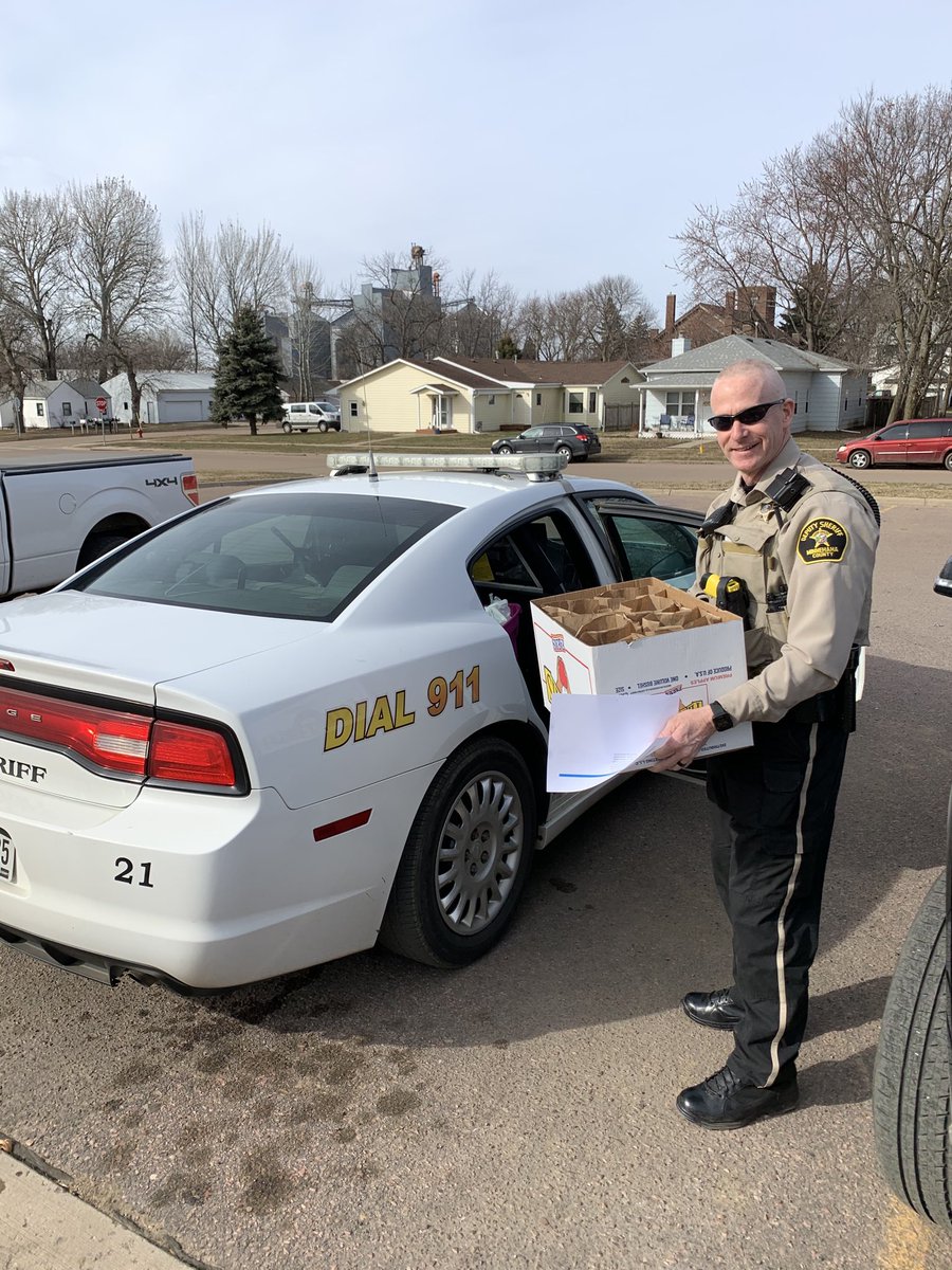 MinnehahaCounty's tweet photo. MCSO Deputies are helping deliver lunch to the homes of West Central students in the free/reduced lunch program, due to the school being closed. https://t.co/qfjuXeZDwy