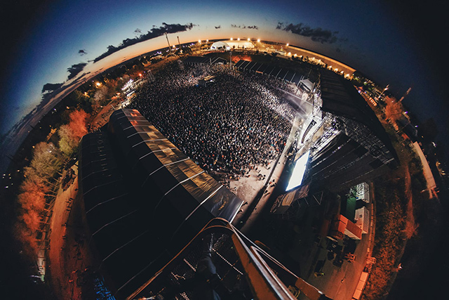 rockestatal's tweet photo. Se han movido rápido: @VinaRockOficial suspende su 25º aniversario y lo cambia de fecha al mes de octubre. https://t.co/an2jBKCMgO https://t.co/k2srnmJDzw
