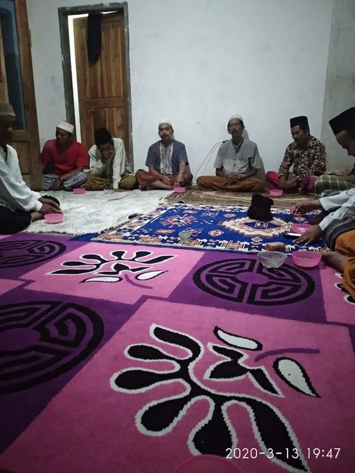 Pengajian rutin sholawat nariyah di rumah Bapak Muzanni/P. Reta, Gg. Kamboja Puncak, Glagahwero - Kalisat.
Jumat, 13 Maret 2020.

Allahumma sholli 'ala sayyidina Muhammad 🙏🏿

📷 Jam'iyah Sholawat Nariyah, Desa Glagahwero, Kec. Kalisat, Kab. Jember.