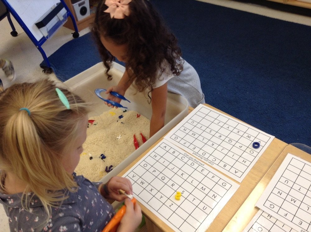 Digging away for letters in the rice bin and matching them to the sheet. Students are getting lots of practice with letters! 👷🏼‍♀️ @EY_uwindsor