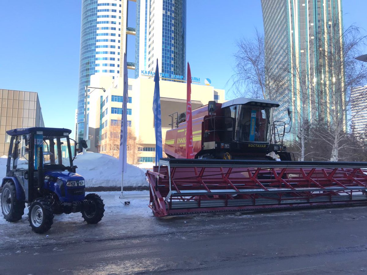 gomselmash's tweet photo. Зерноуборочный комбайн ESSIL-760 (ПАЛЕССЕ GS12) представлен на выставке «AgriTek/FarmTek Astana 2020» в Нур-Султане.
Подробнее читайте на нашем сайте 👉https://t.co/UYGJ3y5bfK
#Палессе #Essil #Казахстан #Kazakhstan #Агромашхолдингkz #Гомсельмаш #AgriTek #комбайн https://t.co/jSyJ0pMRsy
