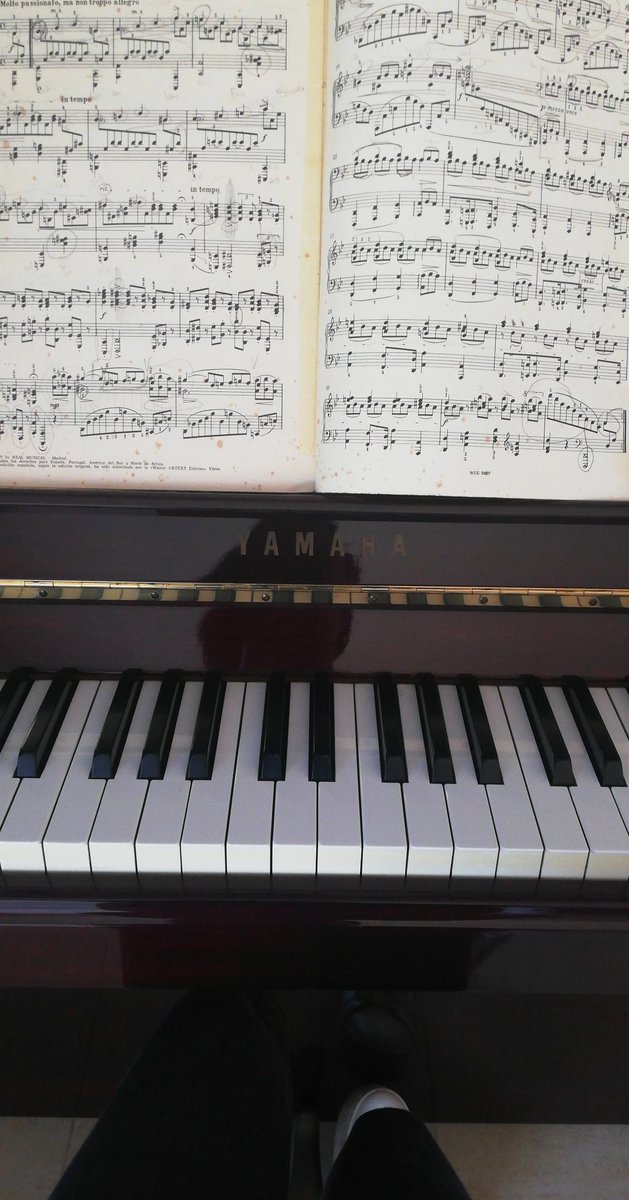 isabelaristin's tweet photo. Encierro con música, es menos encierro! #keepcalmandplay https://t.co/D5Cm8IcHL8