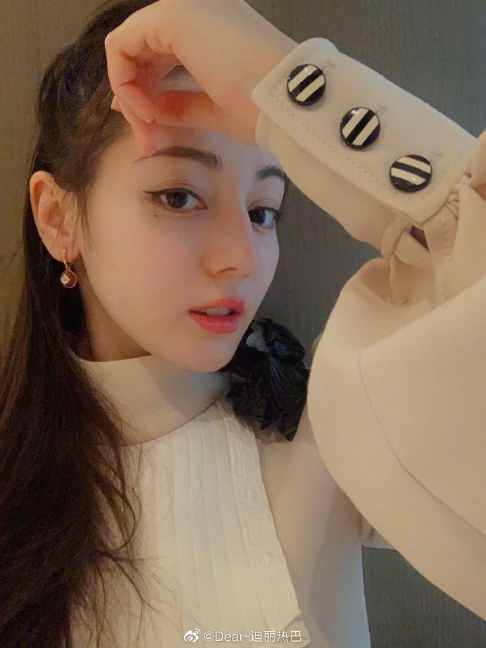 ddiliraba's tweet photo. 热巴自拍咯 #迪丽热巴 #热巴 #小迪 #胖迪 #dilireba #dilirebadilimulati #dilraba #dilrabadilmurat #fashion #pretty https://t.co/owZWsxV6OM