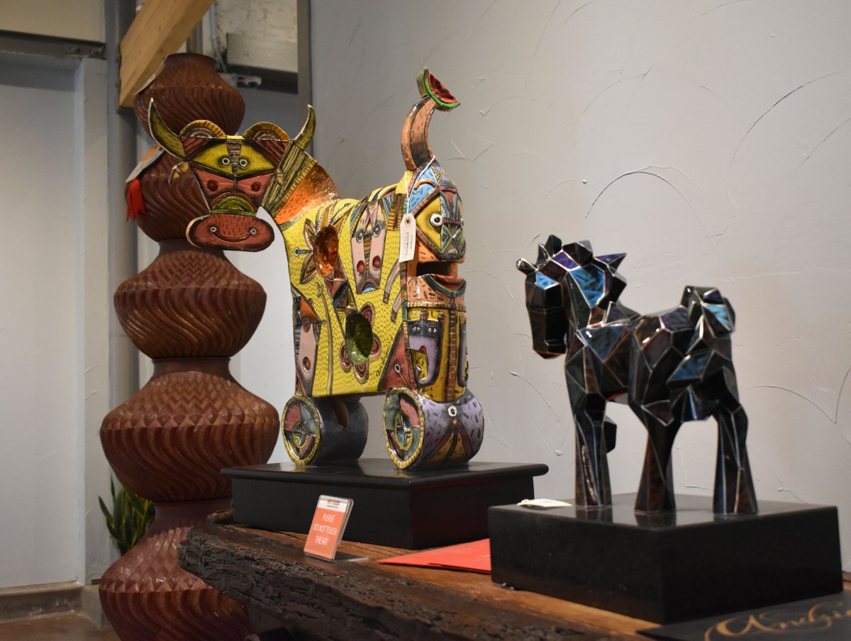 Fernando Andriacci has always been captivated by nature which is often reflected in his work. He uses oil paint to incorporate the colors he sees from flowers and trees.🎨