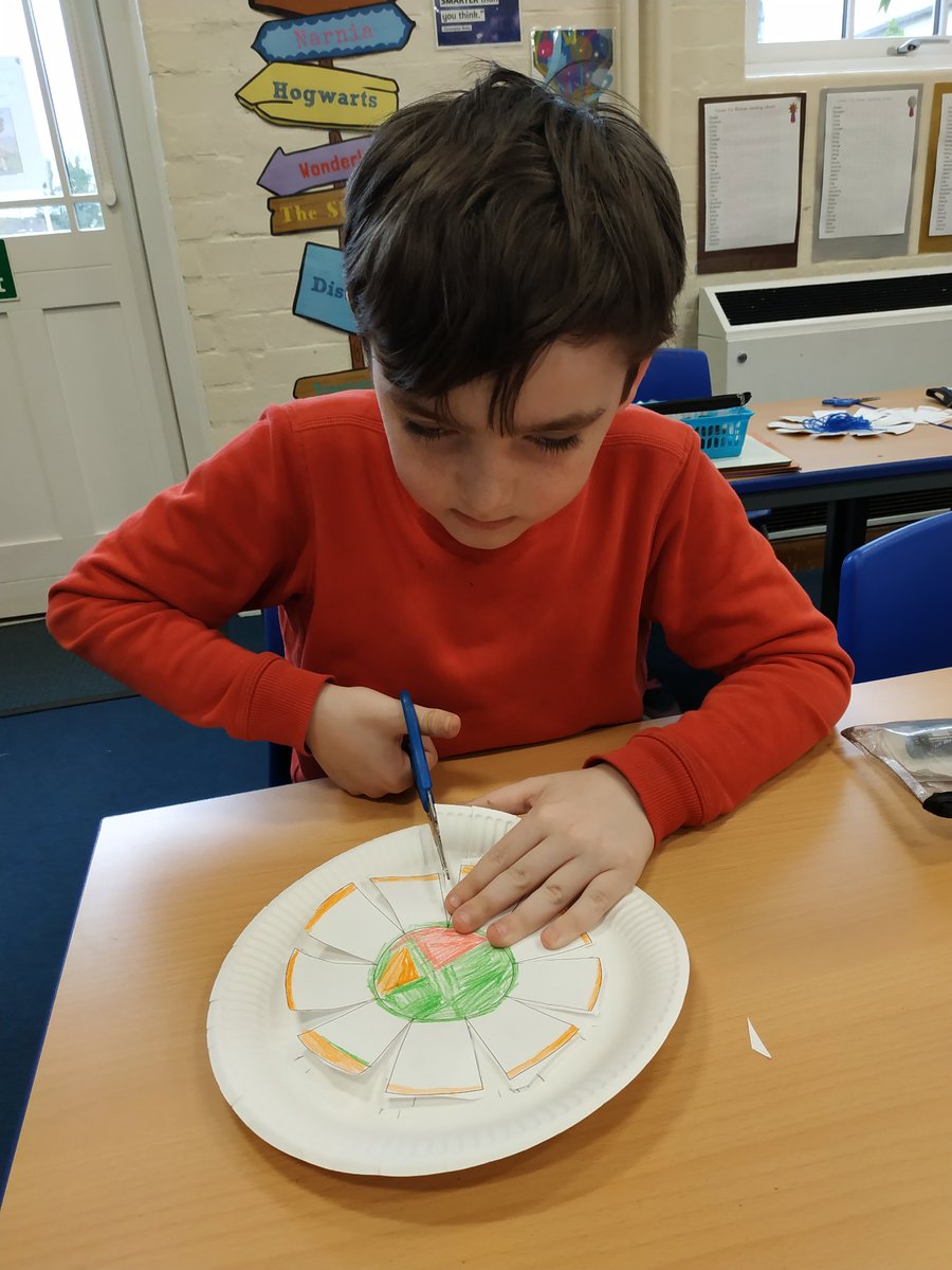 DringhousesPS's tweet photo. Class 6 (Y3) started weaving their own Iron Age bowls today. They learnt how to use templates as well as the weaving technique. It was tricky but they supported each other well. #DringDT https://t.co/1CfJ3FdaRd