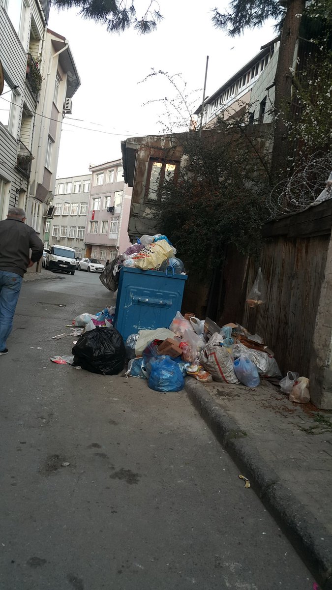 DepresifPolyan9's tweet photo. Üsküdar Belediyesi korona tatilindemi? Hergün bu pisliği çekmek zorundamiyiz? Bide engelleyin vatandaşı. Gerçekleri görmek zor mu geliyor?  @hilmiturkmen34 @Akparti @akpartiistanbul @erolkaya_ist @RTErdogan @sagliklicozum @ibbBeyazmasa https://t.co/ZUsGkbrrWt