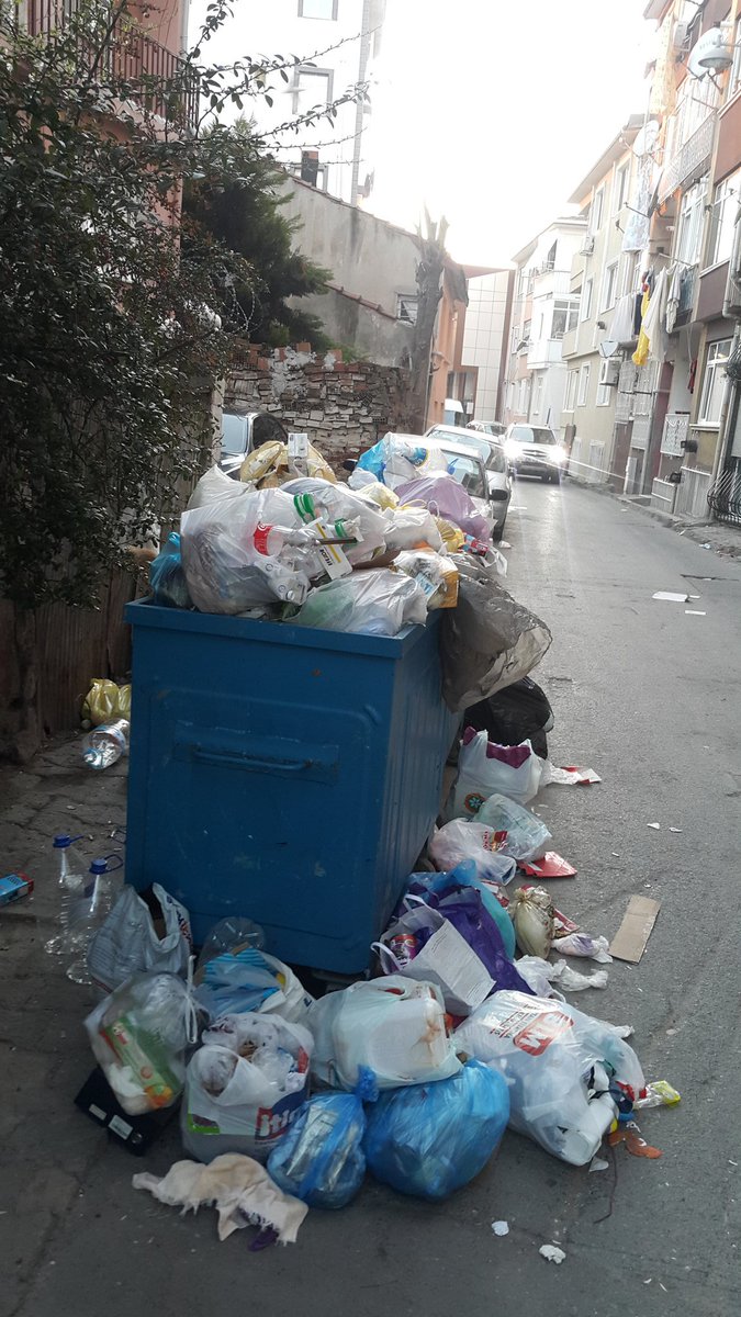 DepresifPolyan9's tweet photo. Üsküdar Belediyesi korona tatilindemi? Hergün bu pisliği çekmek zorundamiyiz? Bide engelleyin vatandaşı. Gerçekleri görmek zor mu geliyor?  @hilmiturkmen34 @Akparti @akpartiistanbul @erolkaya_ist @RTErdogan @sagliklicozum @ibbBeyazmasa https://t.co/ZUsGkbrrWt