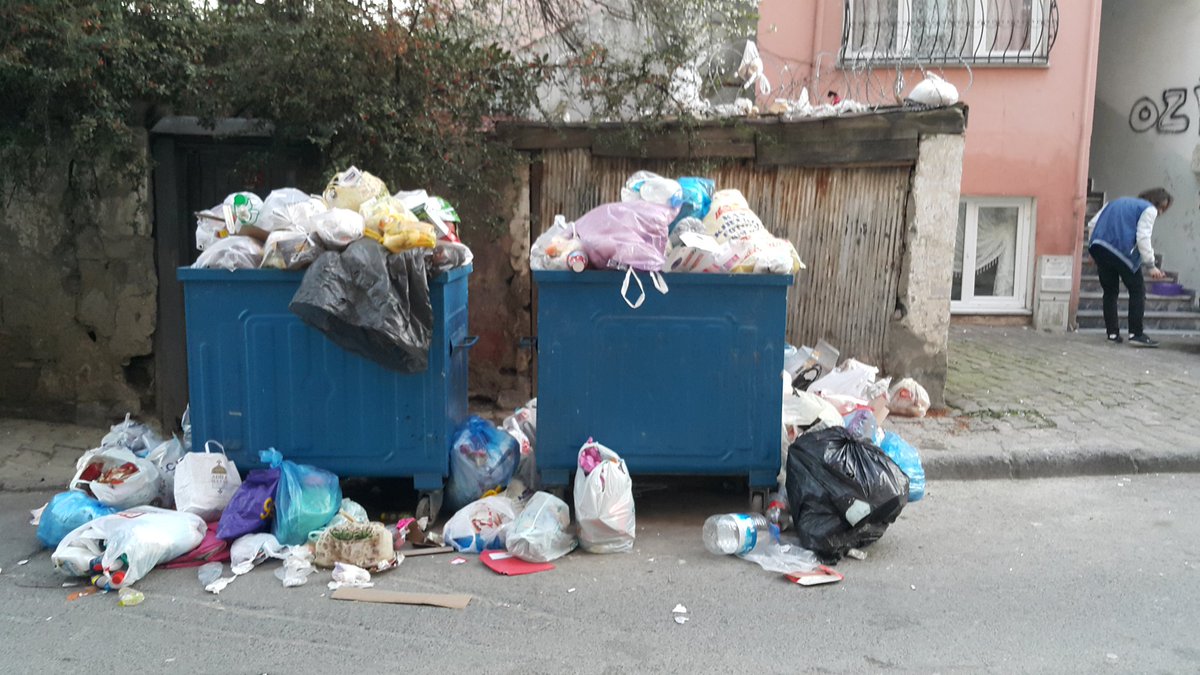 DepresifPolyan9's tweet photo. Üsküdar Belediyesi korona tatilindemi? Hergün bu pisliği çekmek zorundamiyiz? Bide engelleyin vatandaşı. Gerçekleri görmek zor mu geliyor?  @hilmiturkmen34 @Akparti @akpartiistanbul @erolkaya_ist @RTErdogan @sagliklicozum @ibbBeyazmasa https://t.co/ZUsGkbrrWt