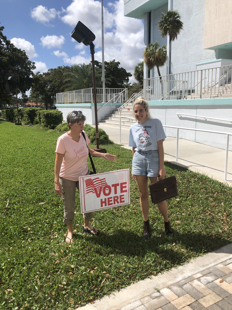 xtinee's tweet photo. “We have to take a photo together since you got me to vote for your candidate” 🥳 #momsforbernie https://t.co/JIql1eCQda