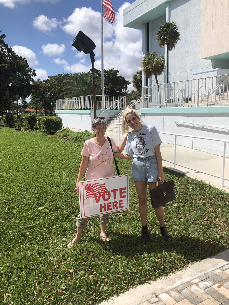 xtinee's tweet photo. “We have to take a photo together since you got me to vote for your candidate” 🥳 #momsforbernie https://t.co/JIql1eCQda