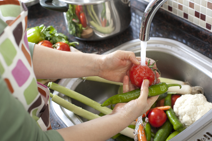 sustaincv's tweet photo. Avoid washing your fruits and vegetables until they're ready to be eaten. Pre-washing adds extra water to your produce, which can speed up decay in the fridge.
#tipoftheweek #SaveTheFoodSD San Diego Food System Alliance Save the Food https://t.co/Emwc9gAILu