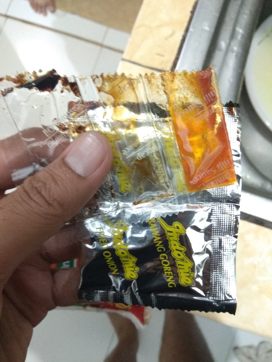 sh_END_y's tweet photo. @Indomielovers Pas lagi pengen indomie goreng dapatnya kemasan yg reject :( https://t.co/AJIxVH4PI4