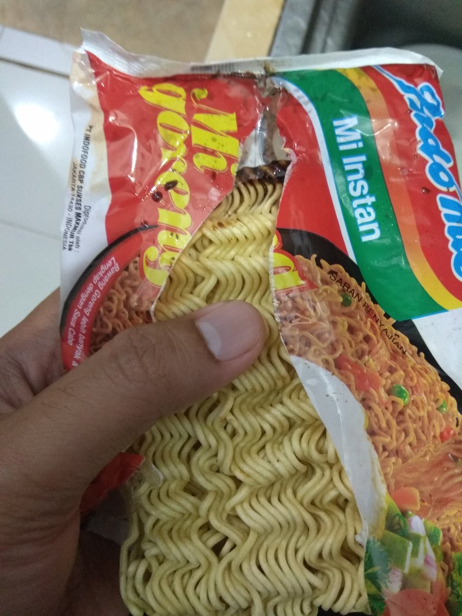 sh_END_y's tweet photo. @Indomielovers Pas lagi pengen indomie goreng dapatnya kemasan yg reject :( https://t.co/AJIxVH4PI4