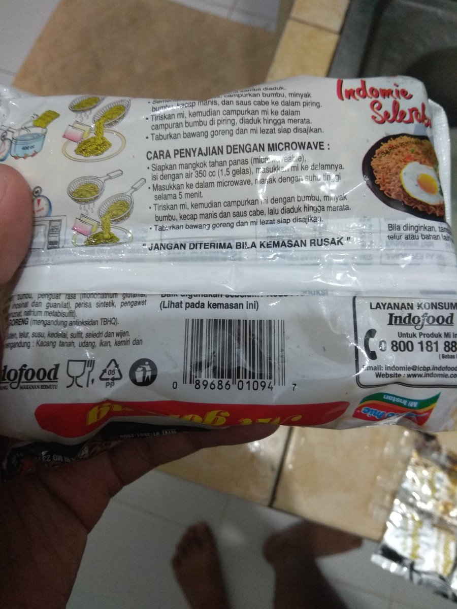 sh_END_y's tweet photo. @Indomielovers Pas lagi pengen indomie goreng dapatnya kemasan yg reject :( https://t.co/AJIxVH4PI4