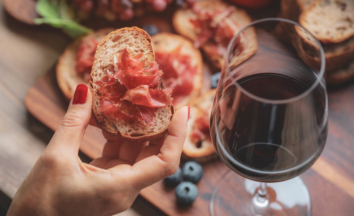 AbsoluteWorldRu's tweet image. Испанцы много едят и пьют, оставаясь самой здоровой нацией в мире. В аналитике приняли участие 55 стран, которые оценивались экспертами по таким критериям, как продолжительность жизни, наличие рисков для здоровья, доступ к чистой воде и развитость системы здравоохранения.