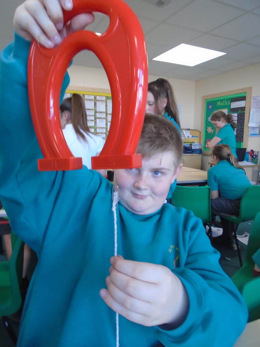 ClaveringTS27's tweet image. #6JB In Science, we created several different gravity experiments. We also conducted some experiments where we were 'defying gravity'.🍎