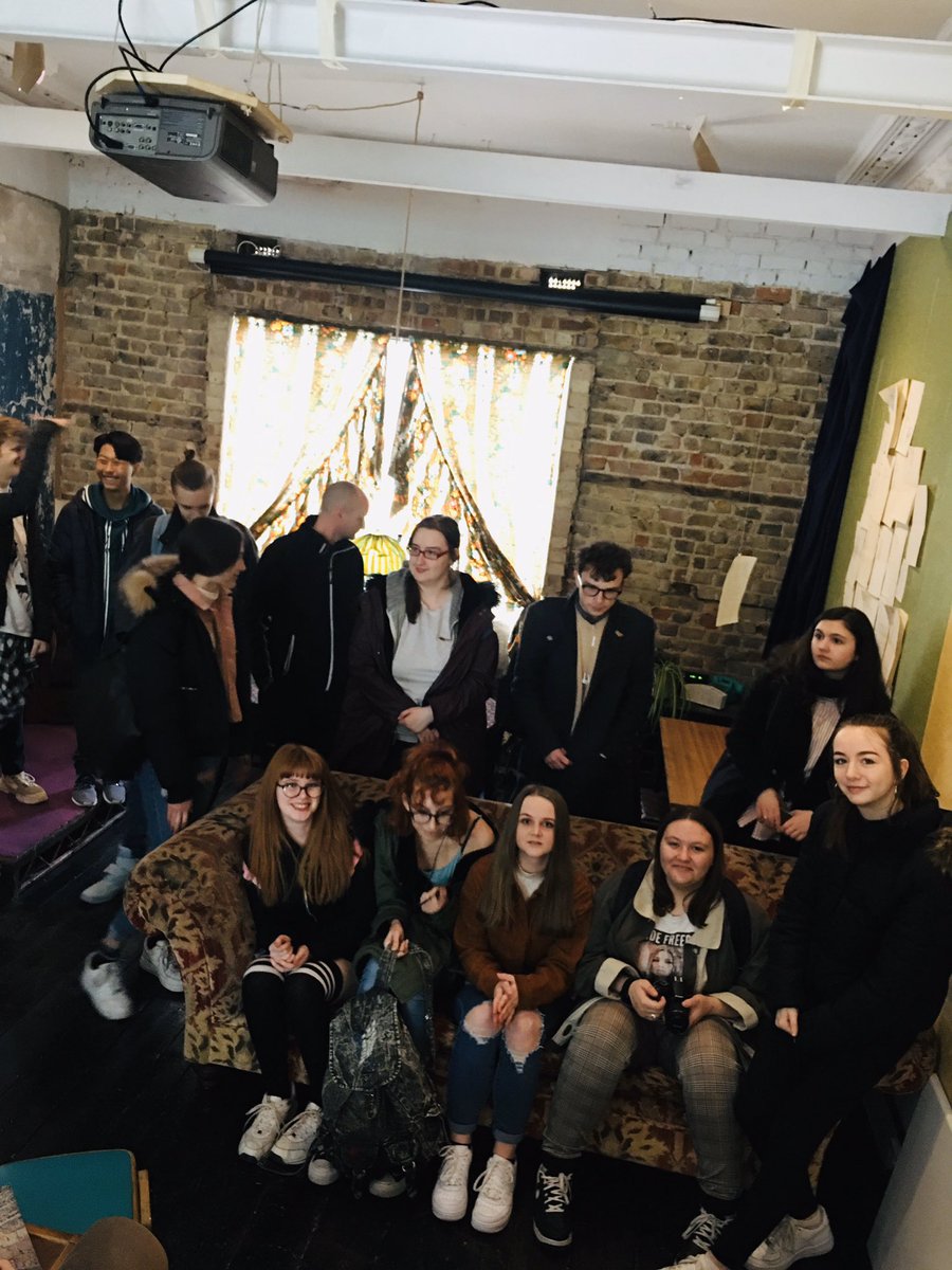 A group from Broadstairs College popped in to check Adriana Ottolenghi’s installation and hear a bit of her story today. ❤️ #101social #powthanet