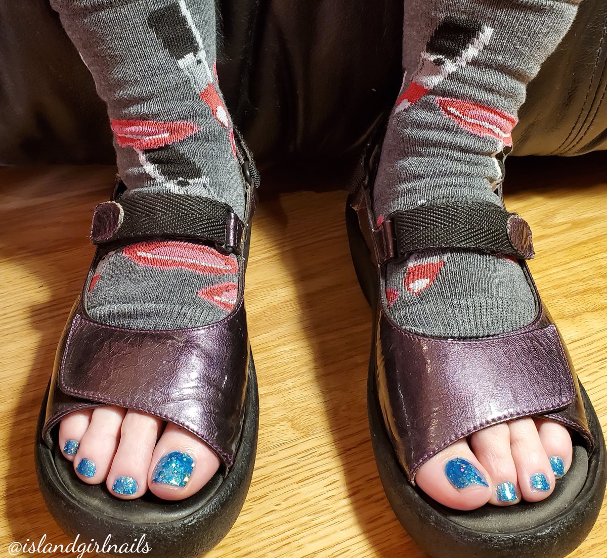 IslandGirlNails's tweet photo. More socks and sandals for late winter pedicures!

#islandgirlnails_whidbey #nailsalon #whidbey #whidbeyisland #clintonwashington #womanownedbusiness #pedi #pedicure #footcare #pedisocks https://t.co/Is7wQ5uzTG