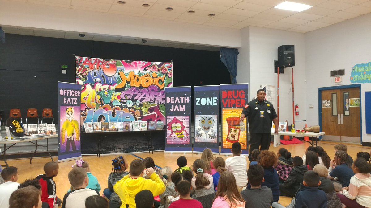 JBESPrincipal's tweet image. Visit from O.G. #MakeGoodChoices #BEARific @JBESBears @APofJBES @Champion4Chldrn @cjmarczak