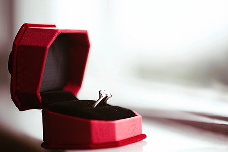 PerrieMundy's tweet photo. How Much to Spend on an Engagement Ring https://t.co/msUzu2li03 https://t.co/FM1TvuDz2l
