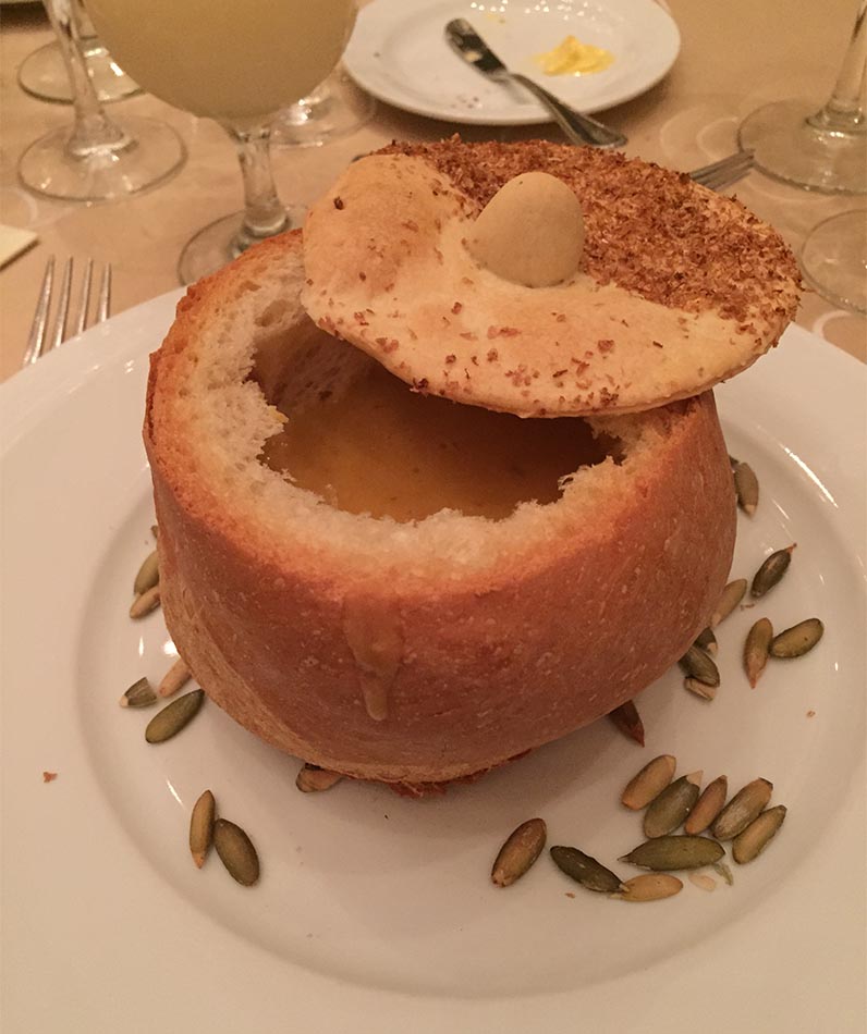 ambigu_mex's tweet photo. Cazuela de pan con sopa, un platillo original que sorprende
🤤
#pan #sopa #delicioso #menudeldia #cazueladepan #platillo #pancasero #gatronomy #chef #soup #breadbowl https://t.co/9QgM7sUVTK