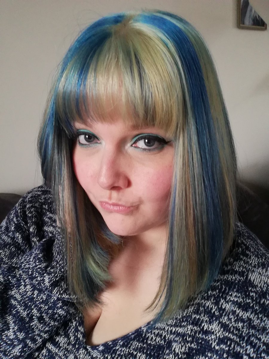 fugugamingyt's tweet photo. ๐ฅฐ๐ฅฐ๐๐ Loving my new hair #bluehair #bluehighlights #mermaid https://t.co/SfG8ONA8Pj