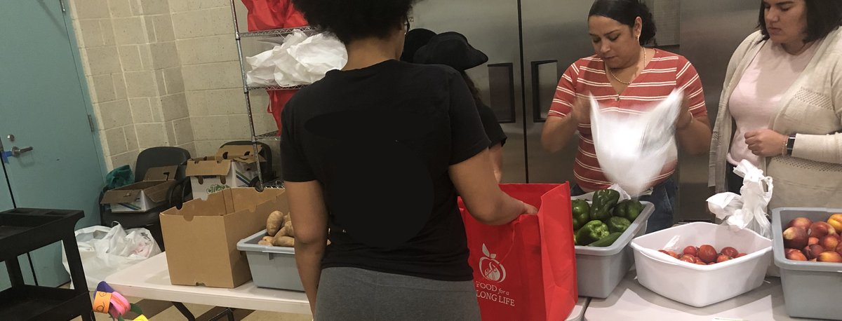 ShannonJarrott's tweet photo. OSU spring break extended, but CSW field students are distributing Food Satellite orders to FFLL families. Grateful for continuity in time of much change! @FFLLOHVA @osucsw https://t.co/d2LdsMYVxi