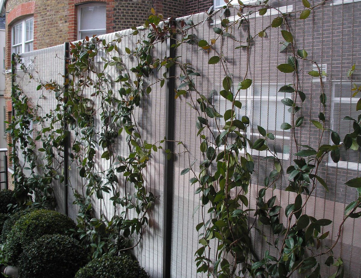 Stainless steel woven mesh forming a trellis which makes a stunning feature for the balcony of this residential property.

#architectural #archilovers #architecture #architecturephotography #architects #design #design #facade #architexture #textures #glass #metaldesign #metals