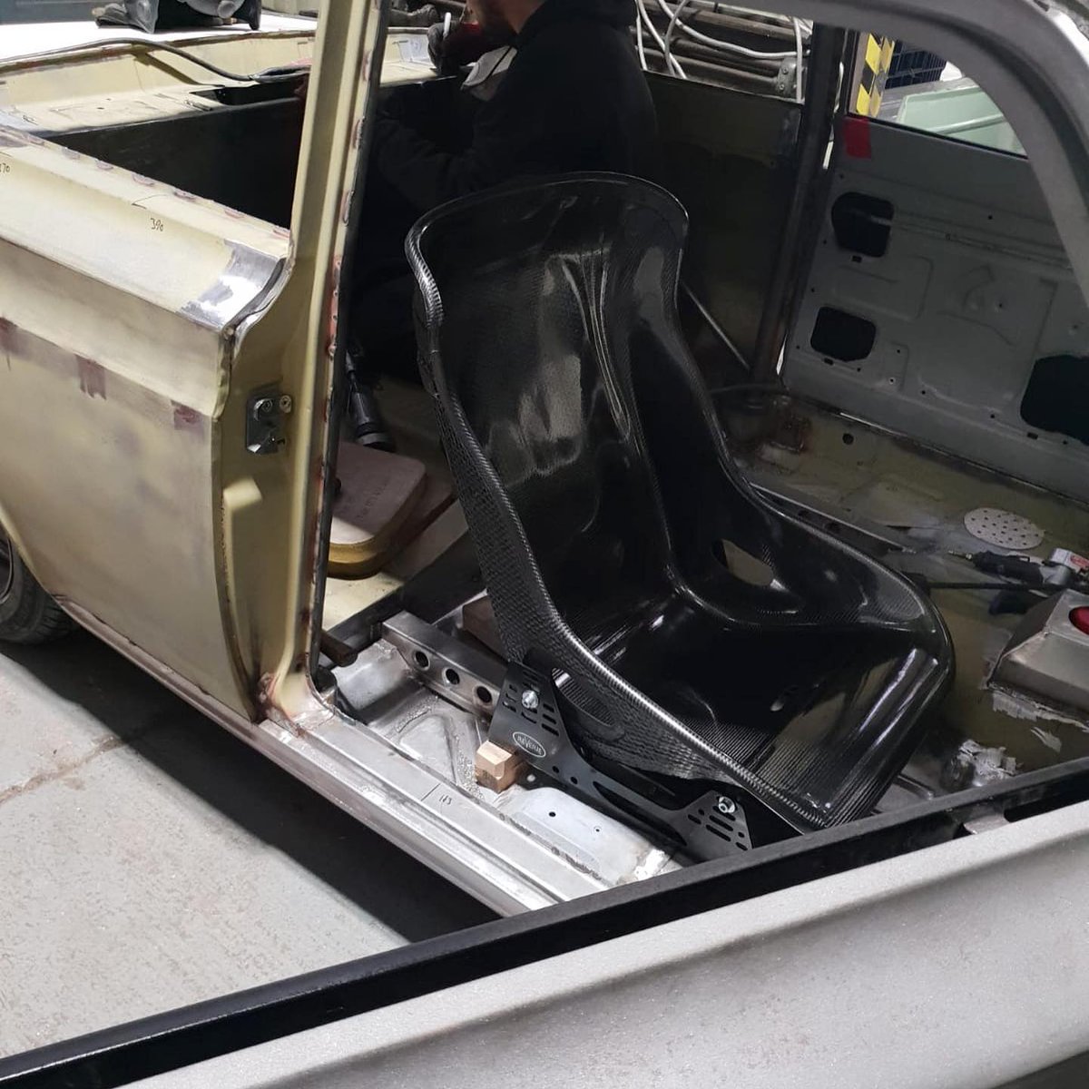 retropowercars's tweet image. We've just had this stunning carbon fibre bucket seat for the Cortina project delivered, fresh from the carbon gurus as @Reverie. #retropower #retropowercars