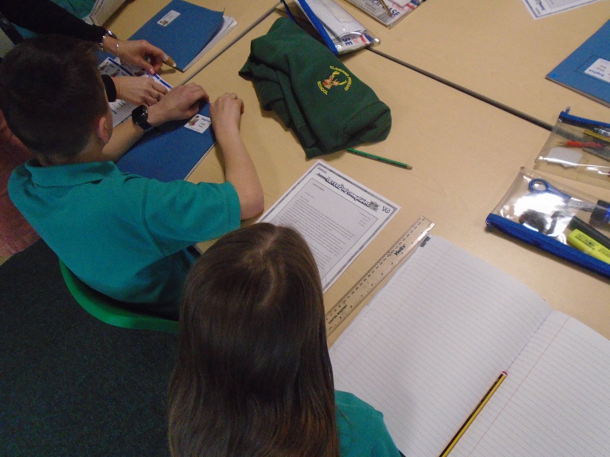 ClaveringTS27's tweet image. #6CP looked at examples of letters of complaint in order to spot features for their own writing!