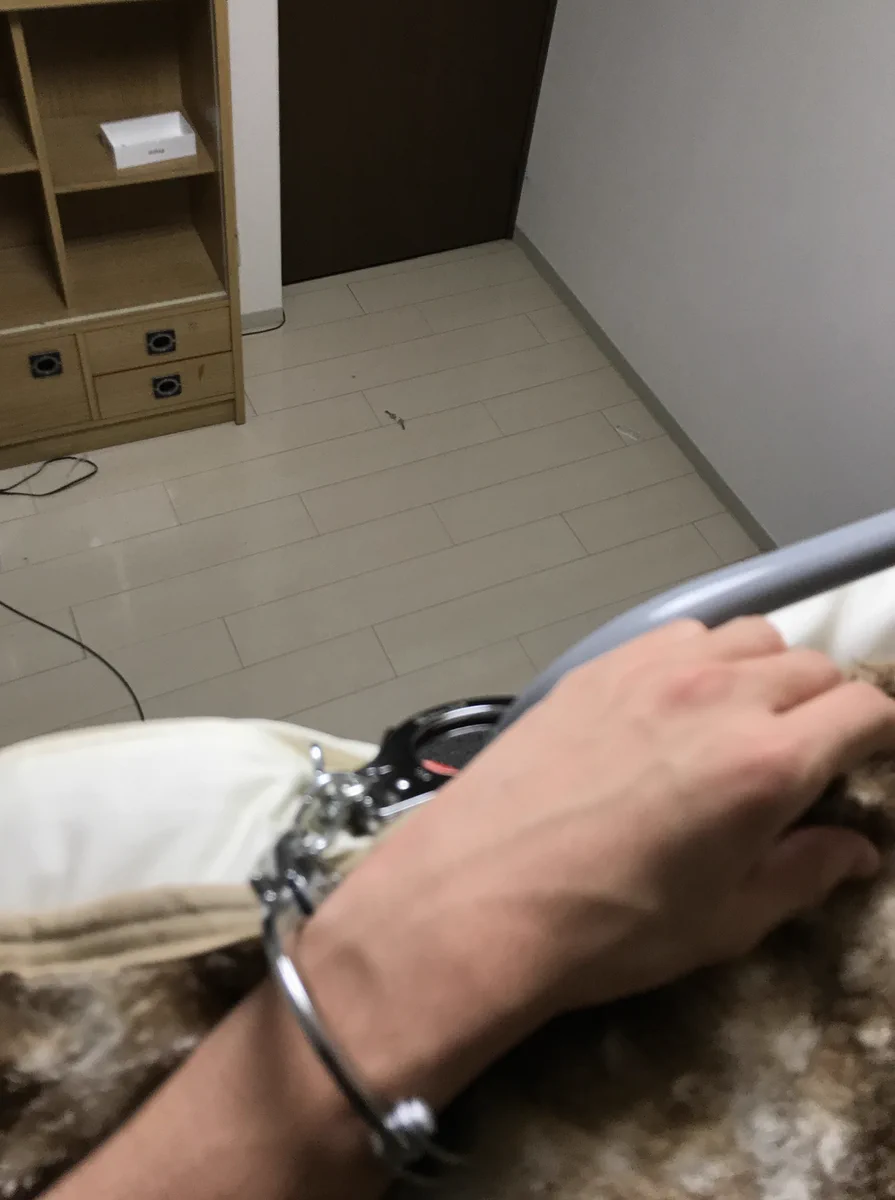 二段ベッドから落ちないように手錠をした結果？いきなり脱出ゲーム始まったwww