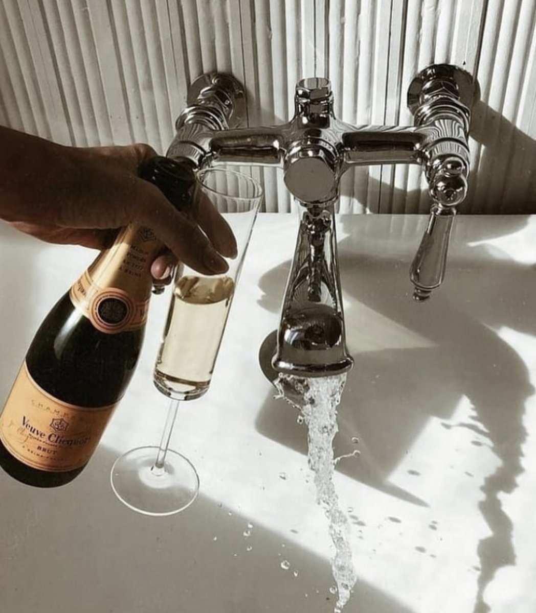 “Sorry I can’t make it tonight, I’ve already made plans” ......This 🙌🏼🍾🛁 #HappyFriday #Friyay #MintdBox 📸 <a href="/thehouseoutfit/">The House Outfit</a>