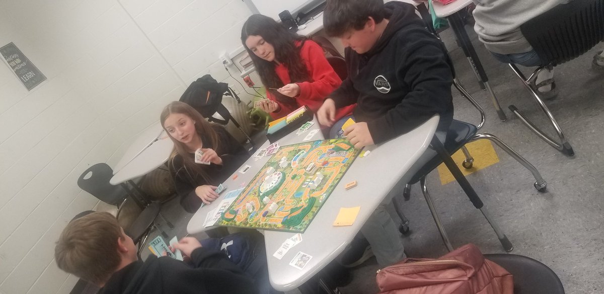 Susannahteacher's tweet image. Game time before lunch! #pifun #gohuntyourdreams @WestLionsFCPS