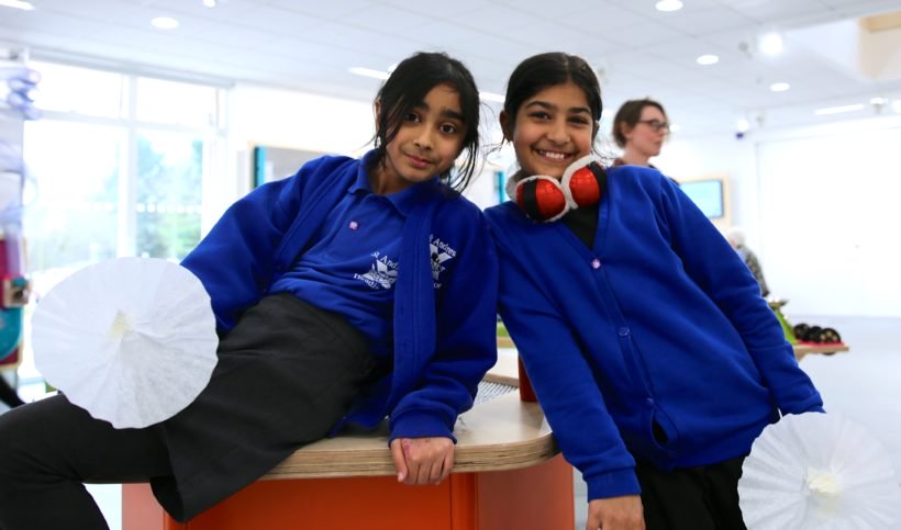 TheOxfordTrust's tweet photo. Read about our Expert Explainers programme at our new @scienceoxford centre to increase #sciencecapital #STEMcapital and make young people feel science is for ‘me'. We want to inspire the next generation of #innovators’: https://t.co/FPh6YO9K7i #BSW20 https://t.co/pkSG7TXrbp