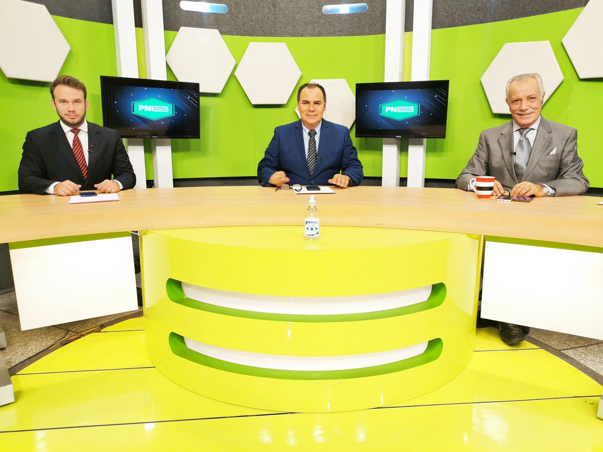 PlateaPy's tweet photo. ¿Cuáles son 🤔  los torneos de futbol suspendidos para frenar el avance de #Coronavirus 🦠? Con @JorgeEsteche27 @HectorCorte1 y @edwin_storrer te brindamos todos los detalles #EnVivo 📡 por #Paravision 📺. https://t.co/rehzDOiJAz